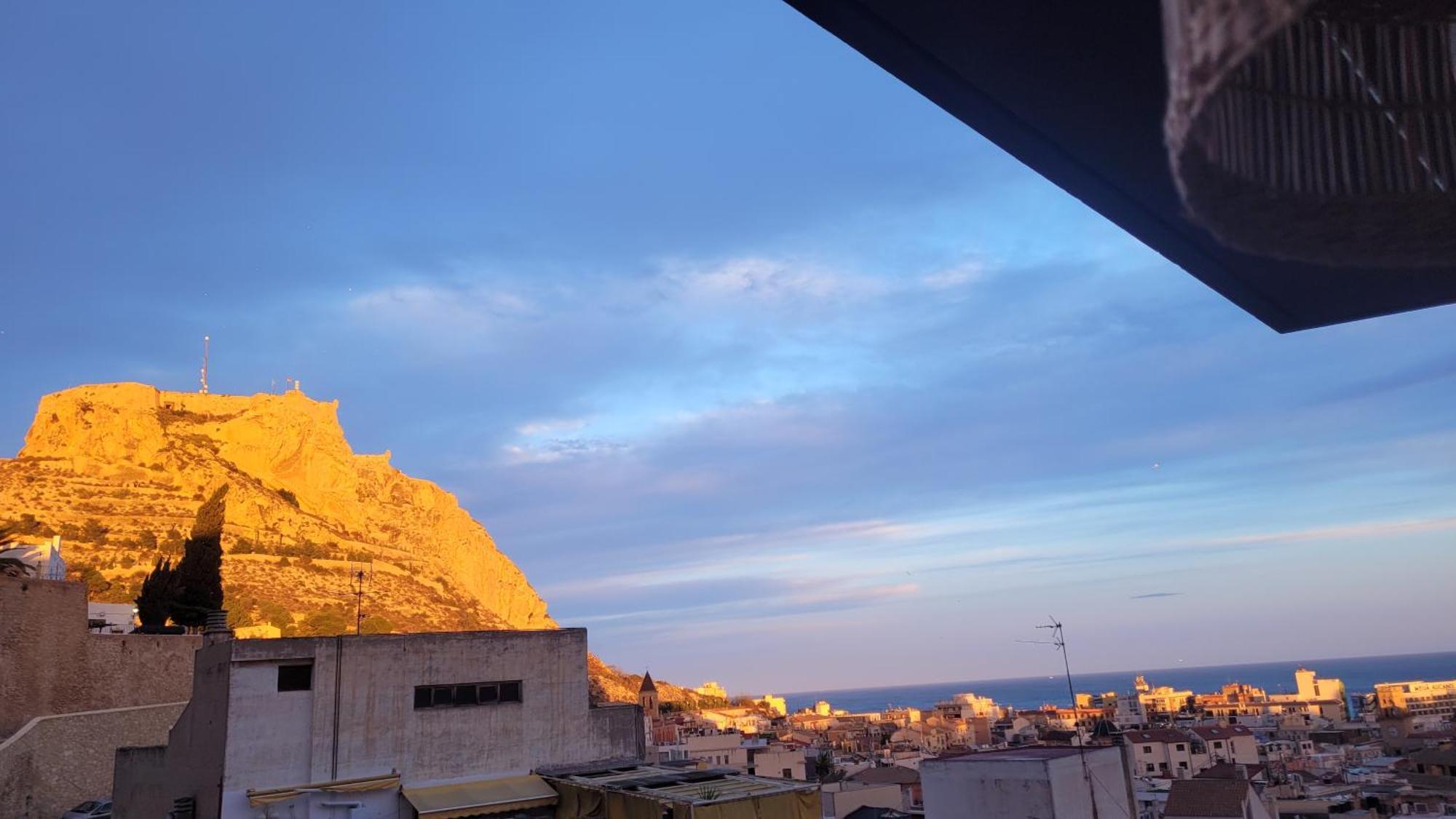 Corazon De Alicante Con Vistas Al Mar Y Al Castillo Bagian luar foto